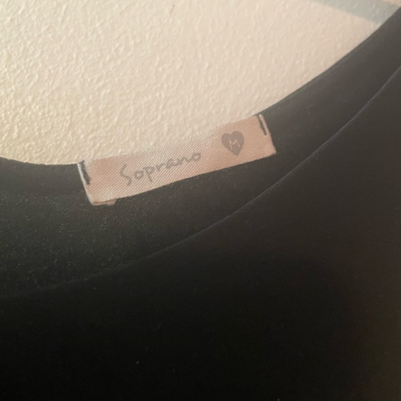 Black flowy layered crop top - Picture 4 of 4